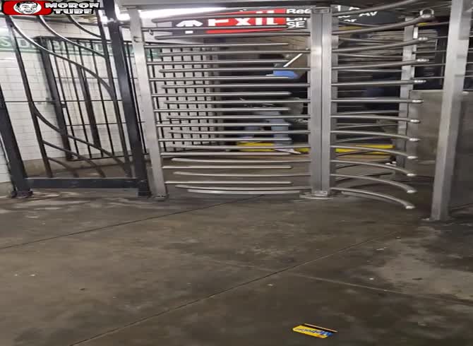Video :A man was assaulted in a Brooklyn subway station and suffered hand injuries